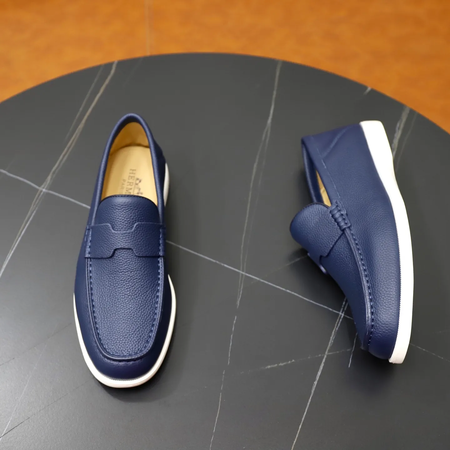 Ex-factory price: 560💰Hermès/Hermès slip-on men's shoes. This shoe is made of imported pebbled cowhide. It has simple and smooth lines and is combined with aerodynamically designed 3CM rubber foam ultra-light soles! Youthful and fashionable, classic H-shaped hardware buckle decoration, calf lining gently wraps the feet, with logo cowhide feet, casual and urban style, highlighting youthful vitality, sports and leisure version, super versatile, code number: 38-39-40-41-42-43-44 standard leather shoe size (45 can be customized but does not support returns)